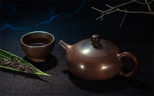 花粉媒介者のための水飲み場を庭に作る5つの簡単なアイデア